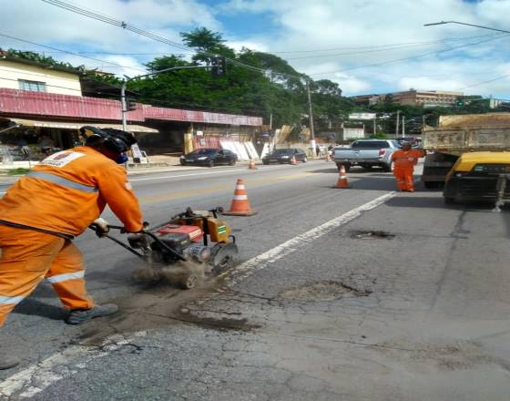 Equipe da Subprefeitura tapando buraco com maquina 