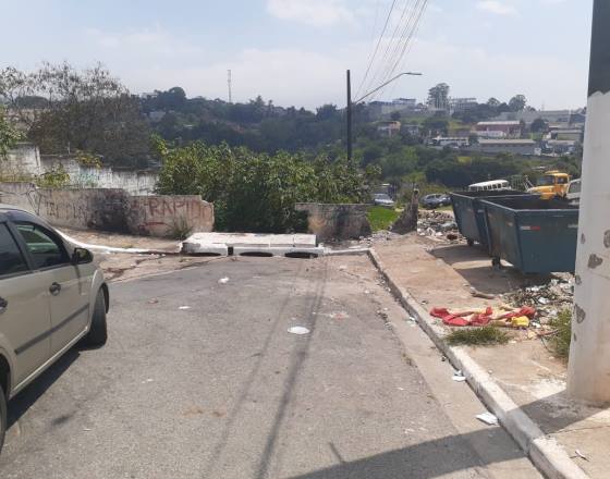 momento antes da ação RENOVA CT com muro quebrado, lixo na calçada e conteineres para lixo no meio do caminho para a quadra de esportes