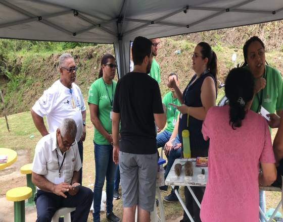 tenda da saúde fazendo orientação aos presentes