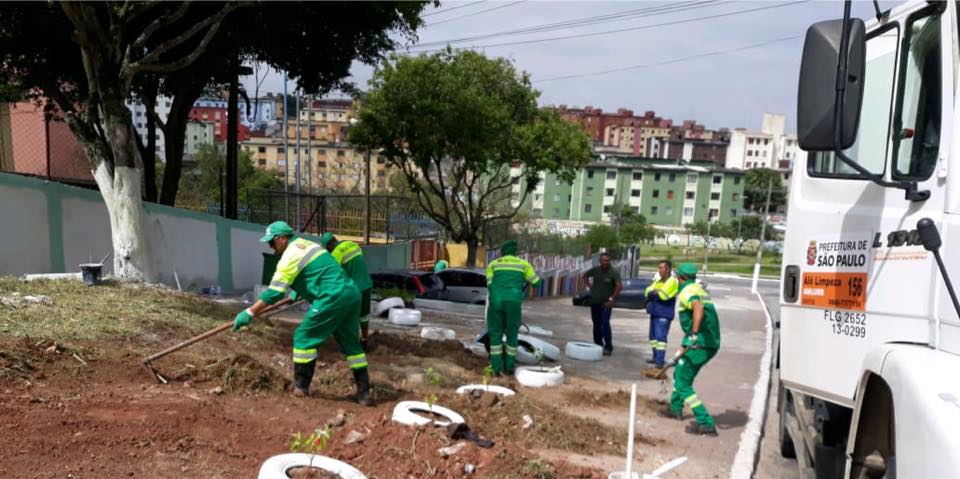 Funcionarios da Subprefeitura revitalizando terreno, plantando mudas para concientização 