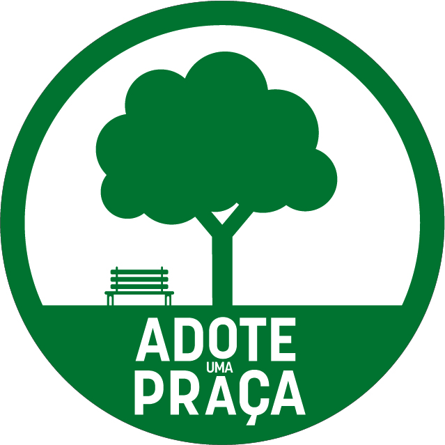 A imagem é um círculo verde escuro com uma borda mais escura. Dentro do círculo, há um desenho simples em branco que representa uma praça.  No centro, há uma árvore com uma copa frondosa e um tronco. À esquerda da árvore, há um banco de praça também em branco.  Na parte inferior do círculo, em letras brancas e maiúsculas, está escrito "ADOTE" na primeira linha e "UMA" na segunda linha, e logo abaixo, em letras maiores e também brancas, está escrito "PRAÇA".  O design geral do círculo e os elementos gráficos remetem à natureza e a um espaço público de lazer, reforçando a mensagem de adoção e cuidado de praças.