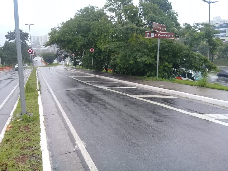 Foto retrata a avenida após a limpeza. Dividida ao meio, no lado a foto mostra o acesso à rodovia Imigrantes.