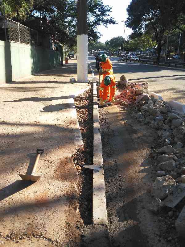 a montagem tem fotos dos funcionários da Subprefeitura Jabaquara realizando arrumando calçada