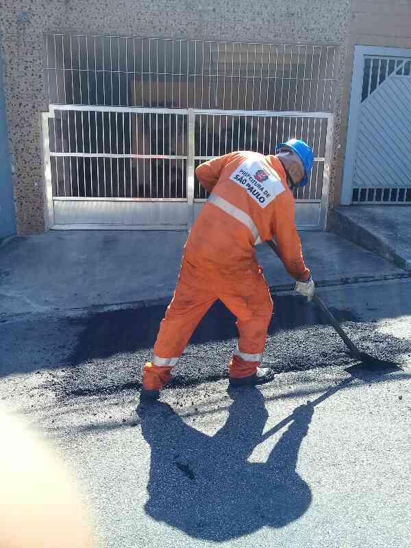 Imagem do funcionário trabalhando em um tapa-buraco pavimento conservação pavimento viário