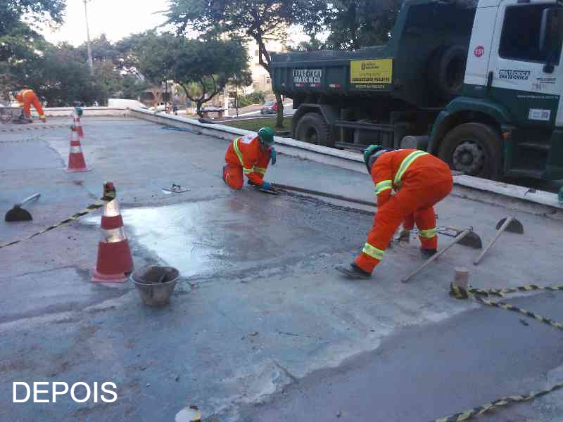 Imagem dos funcionários finalizando o tapa-buraco pavimento conservação pavimento viário