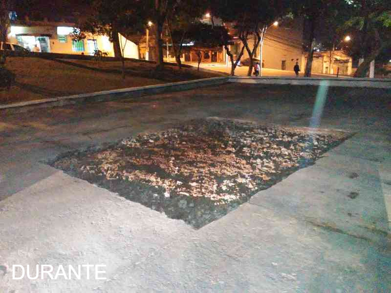 Imagem de como está o buraco da praça