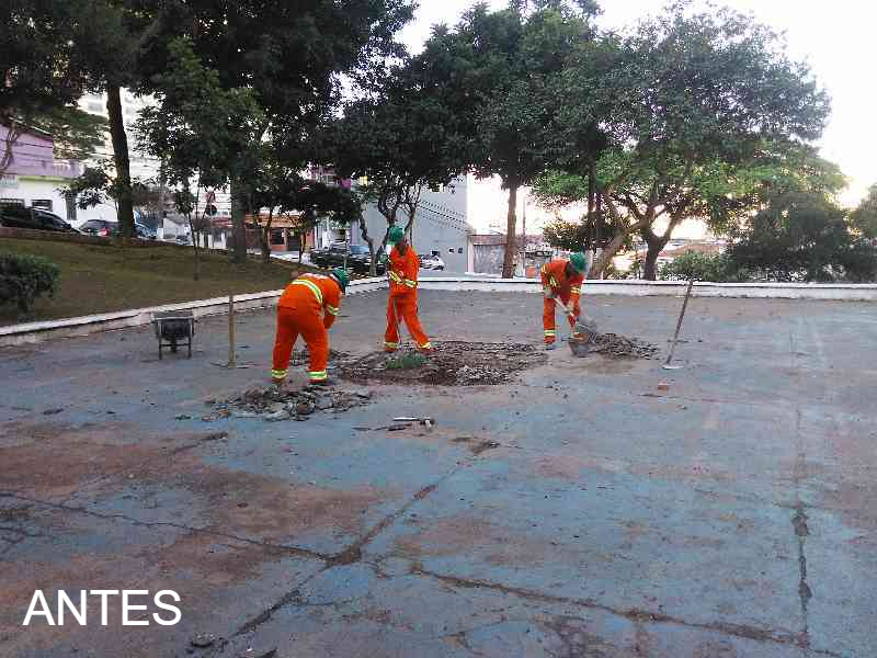 Imagem dos funcionários em ação na praça 