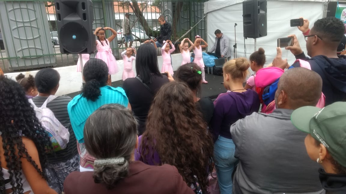 foto de meninas dançando ballet