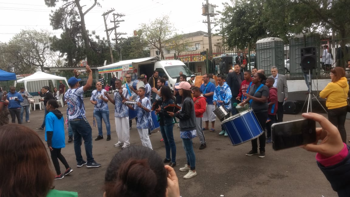 Foto da banda toando