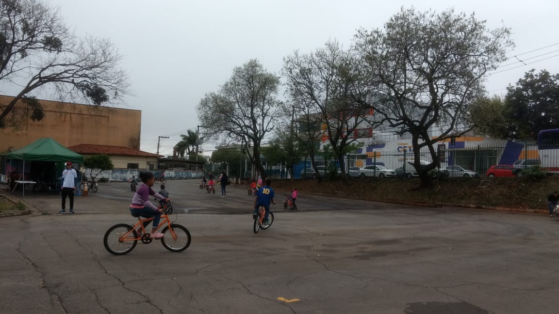 foto das crianças andando de bike