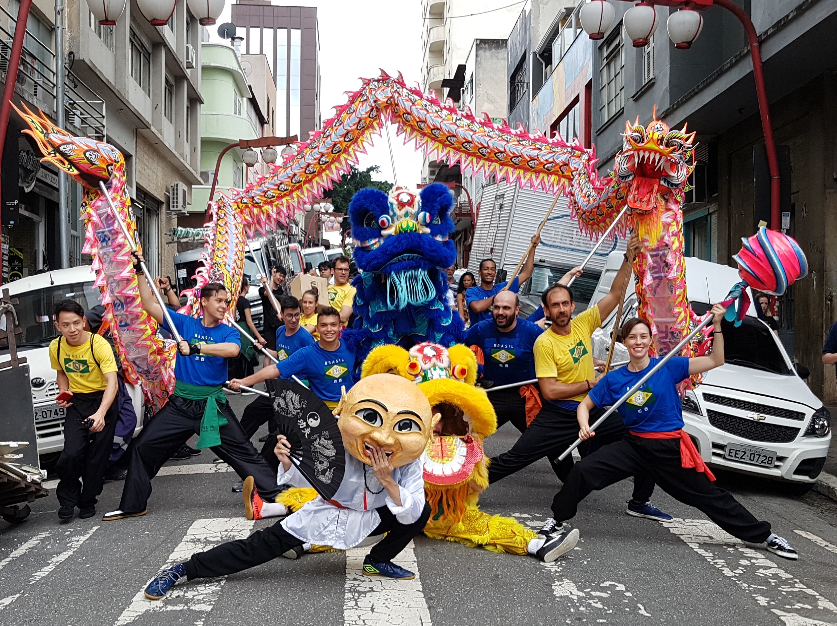 Artistas posam para a foto com o dragão