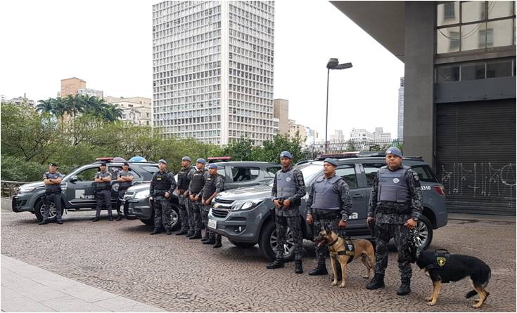 Foto colorida com policiais