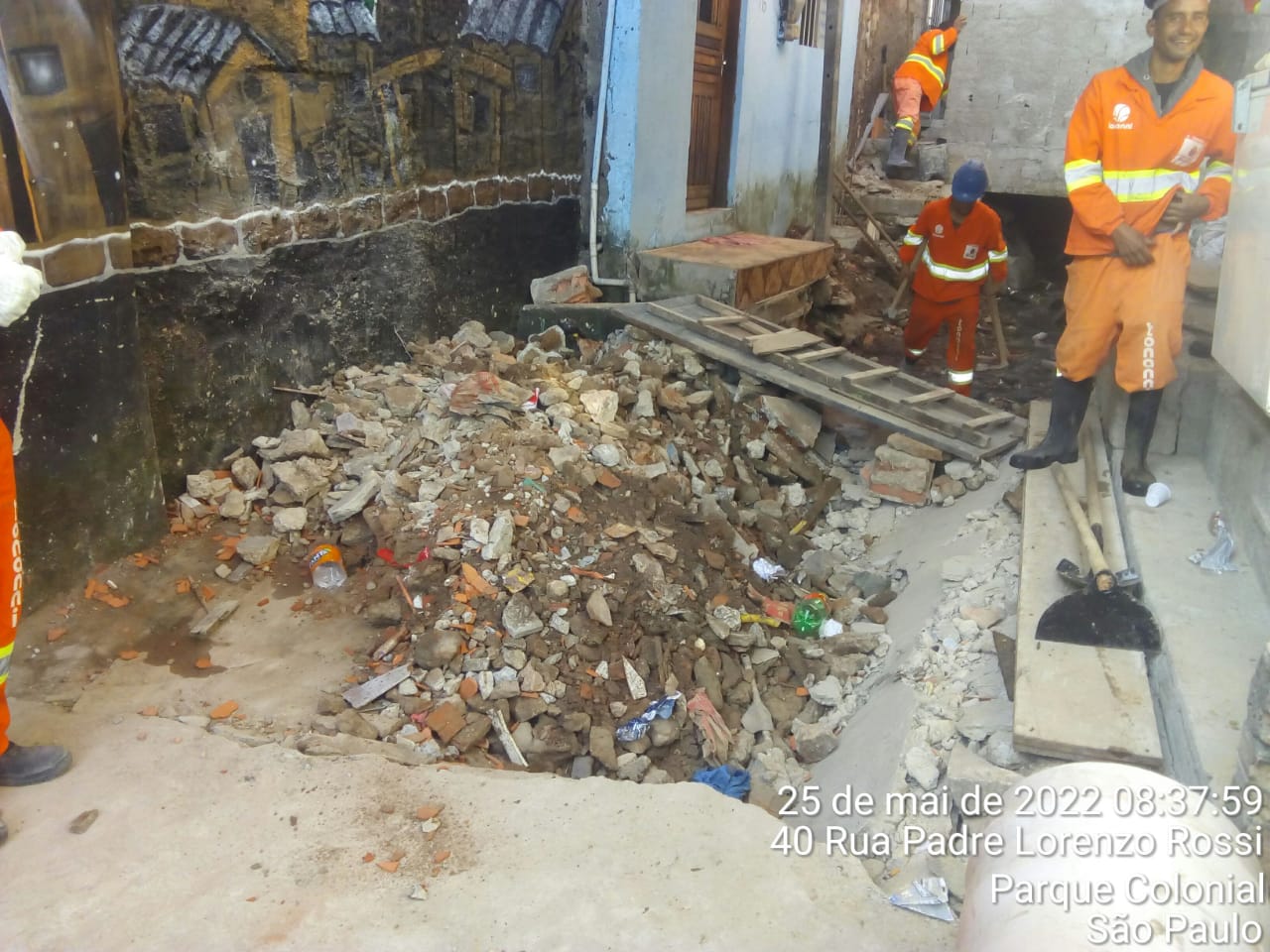 tubulação de uma galeria sendo colocada na rua Padre Lorenzo Rossi, Parque colonial.