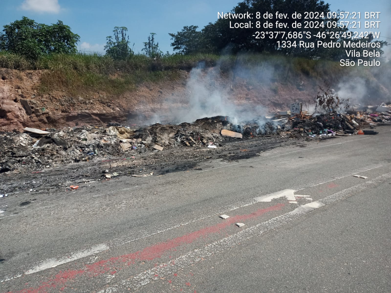 Lixo sendo queimado na Rua Pedro de Medeiros, na Vila Bela, ao lado da Av. Jacu Pêssego. 