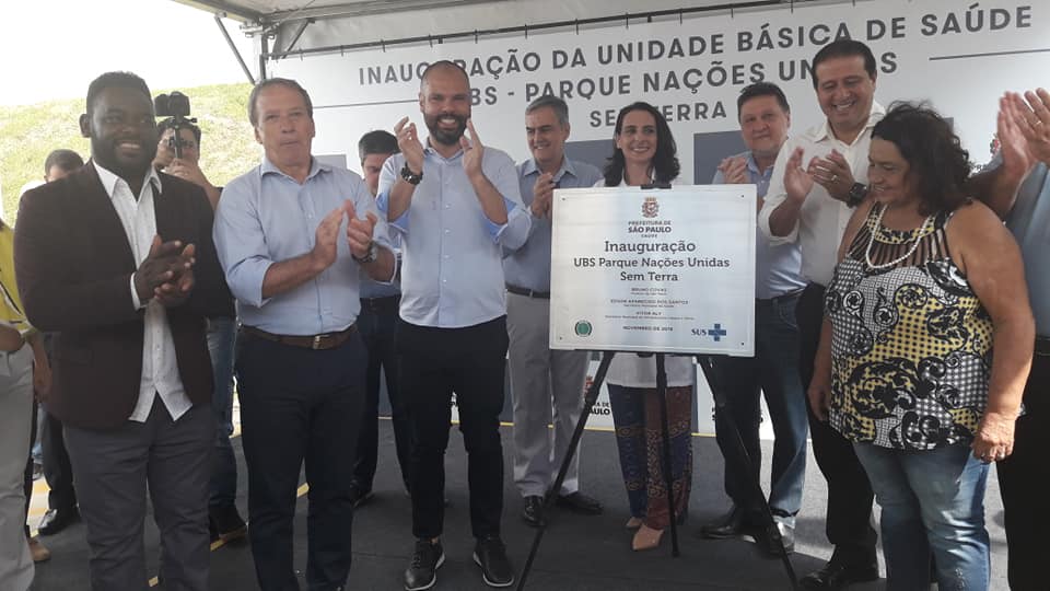  imagem estão presentes o prefeito de São Paulo, Bruno Covas e o subprefeito Ivan Lima  junto de outras autoridades e munícipes aplaudindo a inauguração da UBS. 
