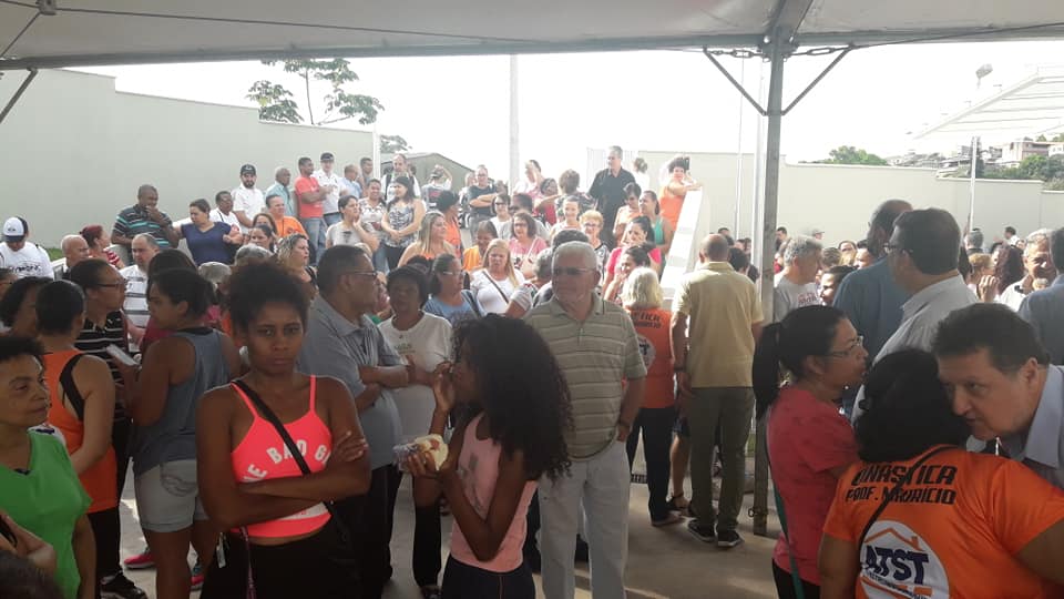 Por fim, na terceira imagem estão munícipes da comunidade local durante o momento da inauguração. 