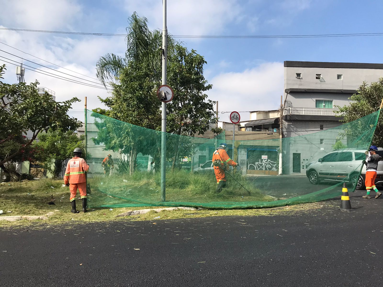 Imagem da equipe de Conservação de Áreas Verdes em serviço de execução de capinação