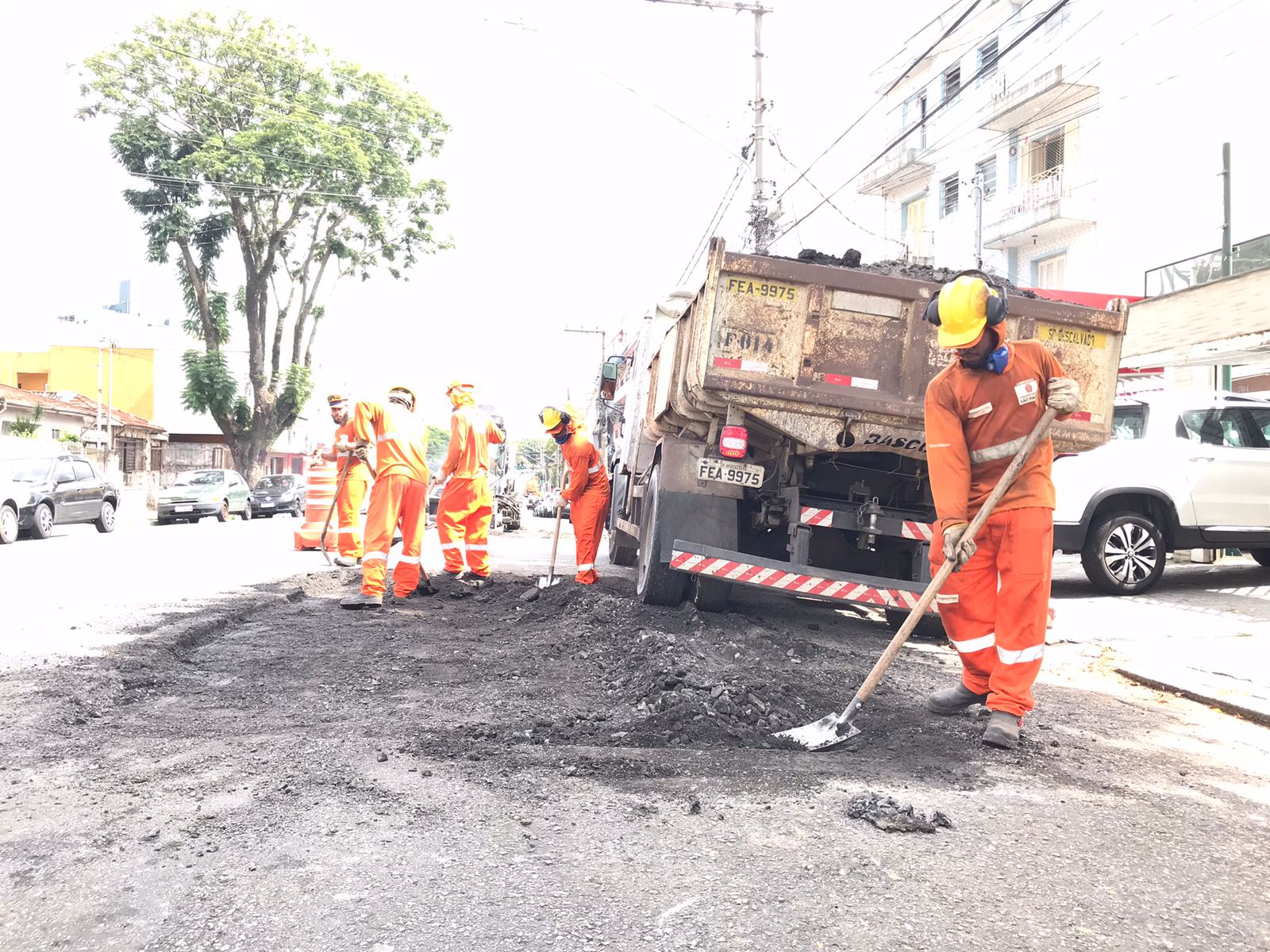 Imagem de funcionários realizando a operação de tapa buracos