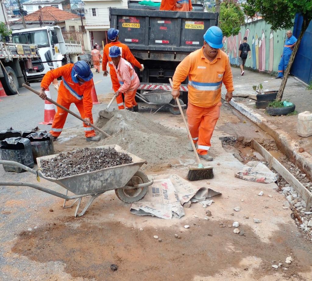 Imagem de funcionários em execução dos serviços de demolição e concretagem de sarjetas