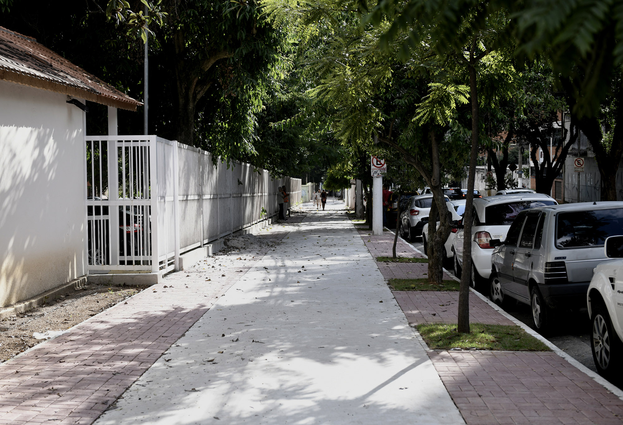 a foto mostra uma calçada revitalizada na Rua Loefgren, na região da Subprefeitura Vila Mariana