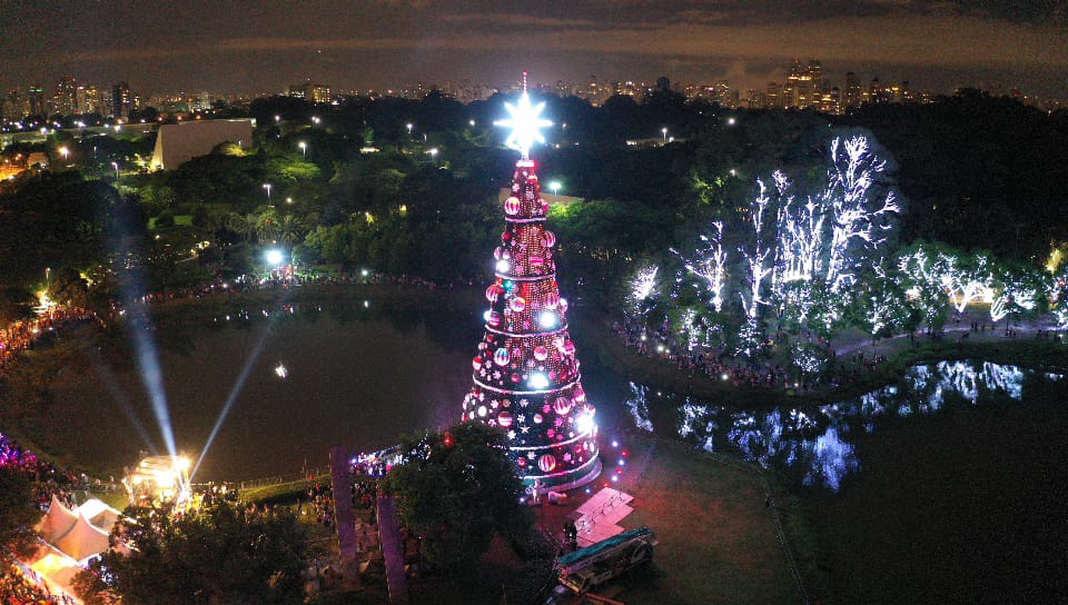 foto aérea do parque ibirapuera com o lago e a árvore de natal