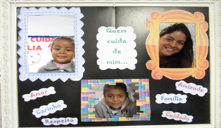 Um mural com duas fotos de duas crianças e uma foto de uma mãe. Envolta das fotos está escrito Quem cuida de mim, além das palavras amizade, família cuidado, amor. carinho e respeito.