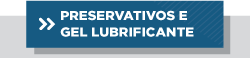 Pra Cego Ver: Arte composta por duas caixas, sendo uma cinza ao fundo e outra azul escuro em primeiro plano. Dentro da caixa azul escuro, há duas setas brancas para direita e o texto em branco Preservativos e Gel lubrificante
