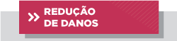 Pra Cego Ver: Arte composta por duas caixas, sendo uma cinza ao fundo e outra rosa escuro em primeiro plano. Dentro da caixa rosa escuro, há duas setas brancas para direita e o texto em branco Redução de Danos