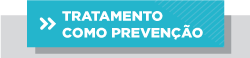 Pra Cego Ver: Arte composta por duas caixas, sendo uma cinza ao fundo e outra azul claro em primeiro plano. Dentro da caixa azul claro, há duas setas brancas para direita e o texto em branco Tratamento como prevenção