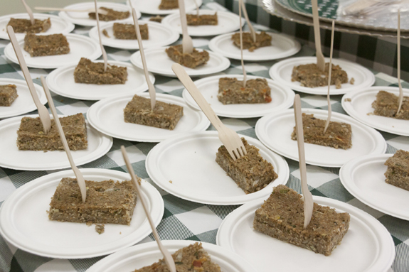 Vários pratos em cima de uma mesa com pequenas porções de quibe assado.