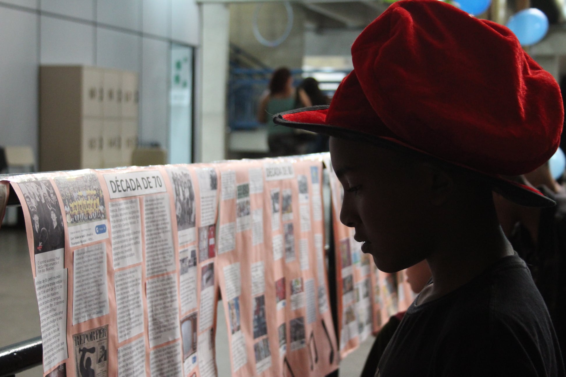 Criança observando um cartaz da década de 70.