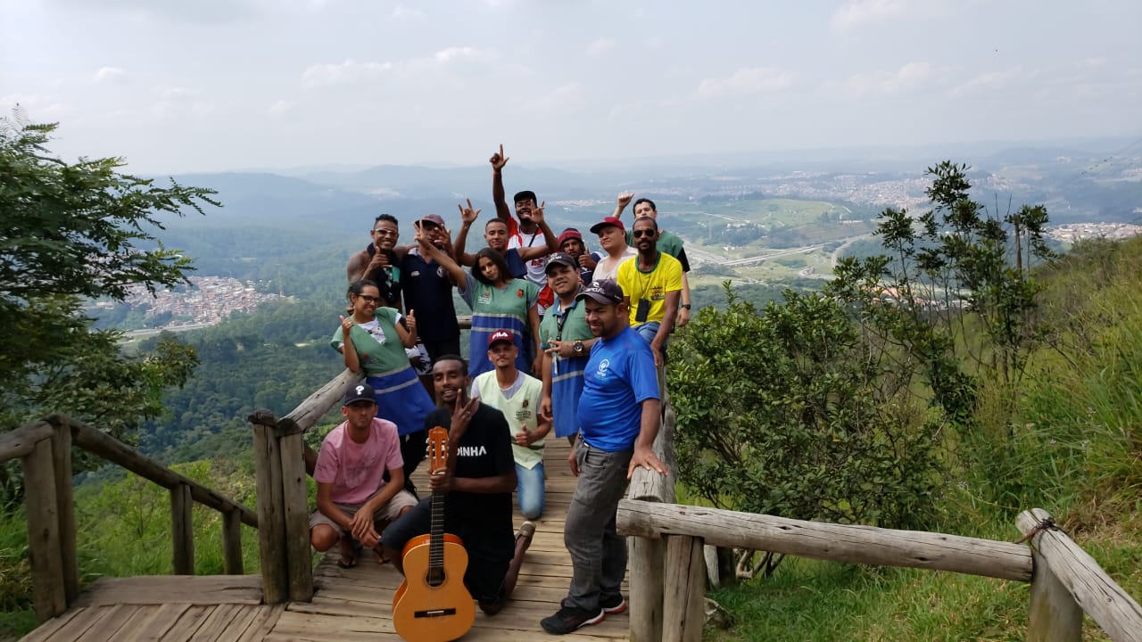 Quinze pessoas, entre elas conviventes e orientadores, no Mirante do Jaraguá.