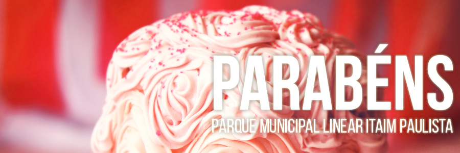 Imagem com fundo vermelho. Em destaque, há um bolo com cobertura e confeitos cor-de-rosa. Ao centro, estão os dizeres: "Parabéns, Parque Municipal Linear Itaim Paulista".