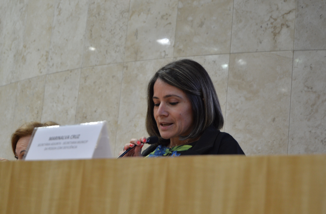 A Secretária Adjunta Marinalva Cruz fala ao microfone. 