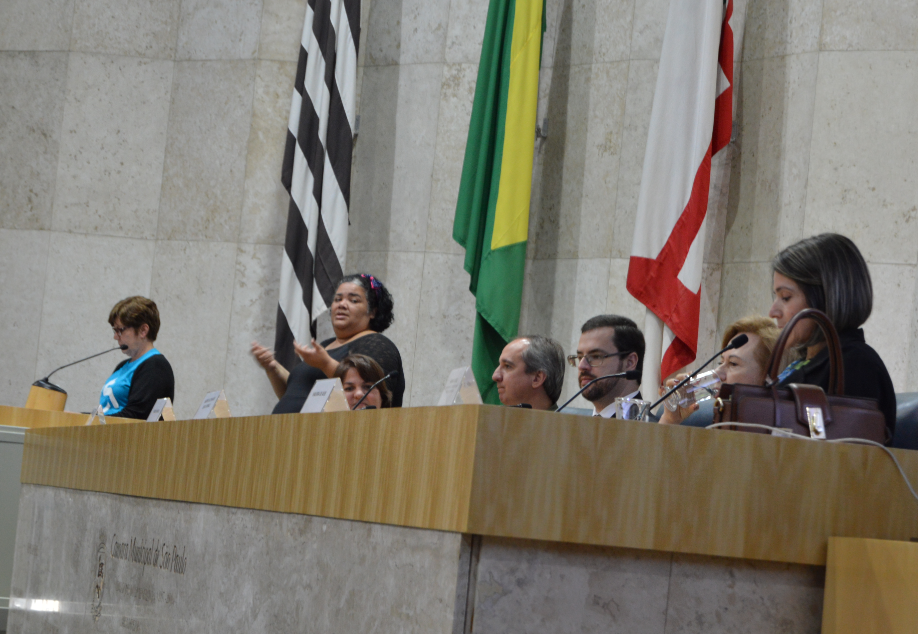 Autoridades e convidados no palco. 