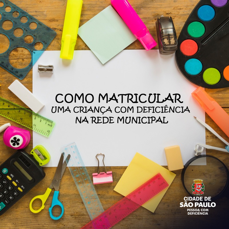 sobre uma mesa vários materiais escolares espalhados: canetas, tesouras, réguas, tintas e marcadores de texto. No centro, em uma folha, o texto: Como matricular uma criança com deficiência na rede municipal. 