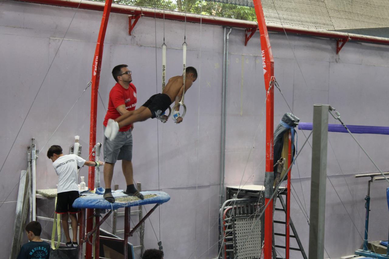 Na imagem, atleta de ginástica artística treinando nas instalações do Centro Olímpico de Treinamento e Pesquisa.