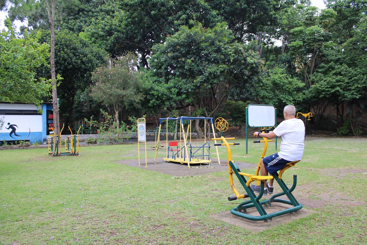 Na imagem, idoso se exercitando nas instalações do CE Jardim SP