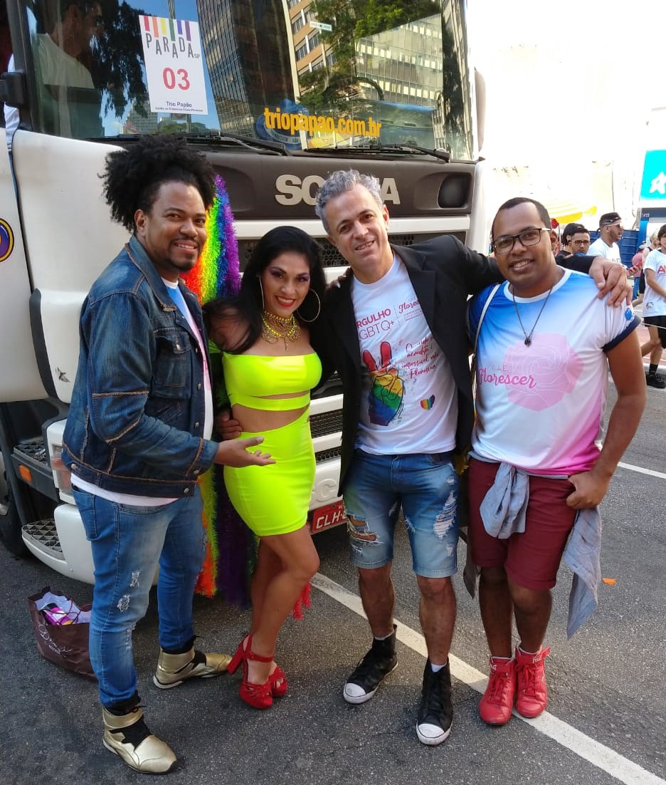 Gerente da Florescer, Alberto Silva, ao lado de uma mulher e dois homens, em pé, durante a parada LGBT