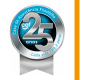 Logo da instituição formado por uma selo redondo e faixa prateada. Dentro da área circular, há o texto 25 anos anos e as iniciais CAF da instituição. Na parte superior do selo circular há o texto Casa de Assistência FIladélfia. E na parte inferior do selo circular o texto Cada vida vale a pena!