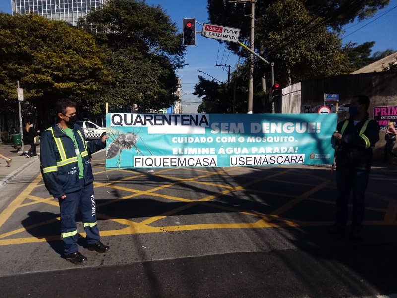 #PraCegoVer: Dois homens segurando um banner com a frase 