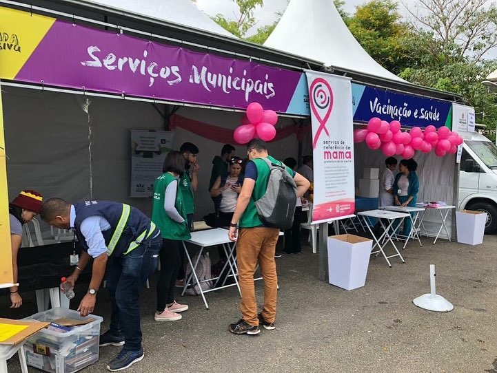 Tendas com os serviços municipais. 