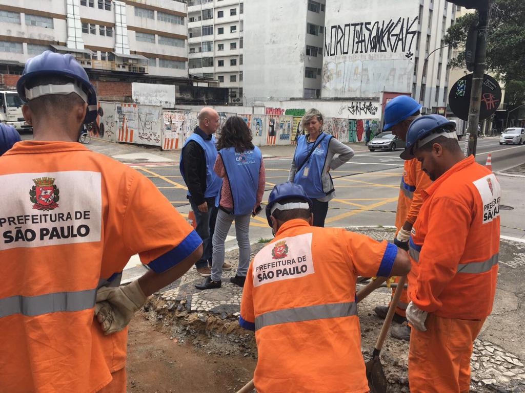 funcionários da Prefeitura realizam as obras ma Rua Consolação.