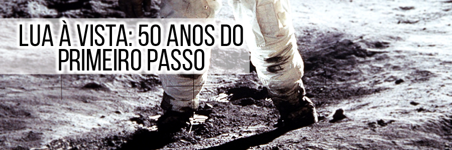 Astronauta pisando sobre a lua, a seguinte escrita em preto sobre um retângulo branco no canto esquerdo "Lua à vista: 50 anos do primeiro passo".