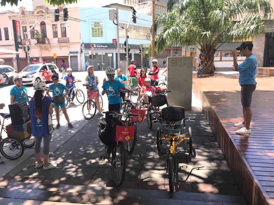 dez pessoas reunidas em um dos pontos do passeio, na rua São Bento. Aproximadamente 11 pessoas no local com equipamentos e bicicletas.