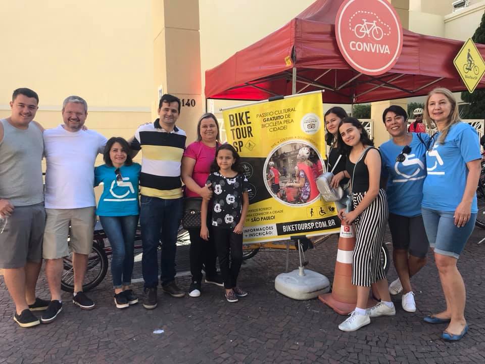  dez pessoas reunidas no ponto do Bike Tour. Entre elas, a Secretária Nacional dos Direitos da Pessoa com Deficiência, Priscilla Gaspar, a Secretária Adjunta da SMPED, Marinalva Cruz e o Assessor Parlamentar Paullo Vieira. 