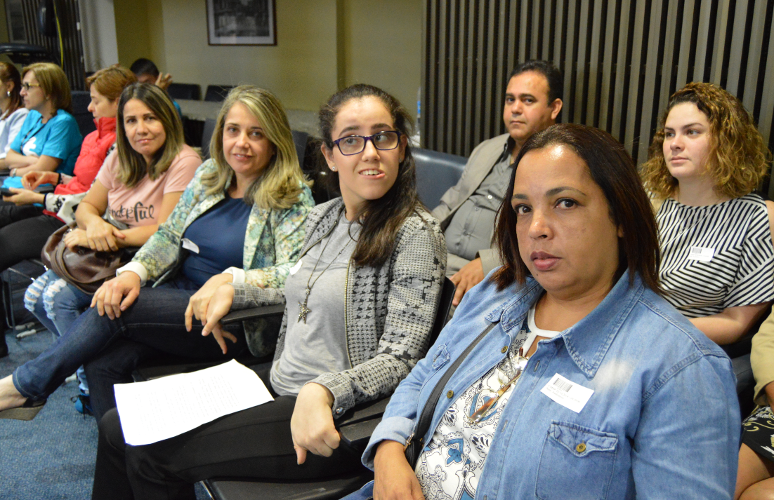 Convidados sentados no auditório. 