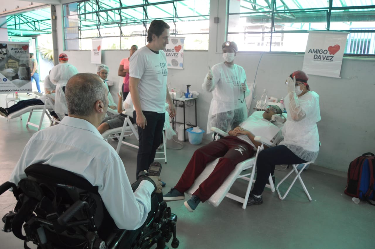 mais de dez pessoas no local. Secretário Cid Torquato, que está em uma cadeira de rodas motorizada, acompanha a equipe de dentistas nos atendimentos.