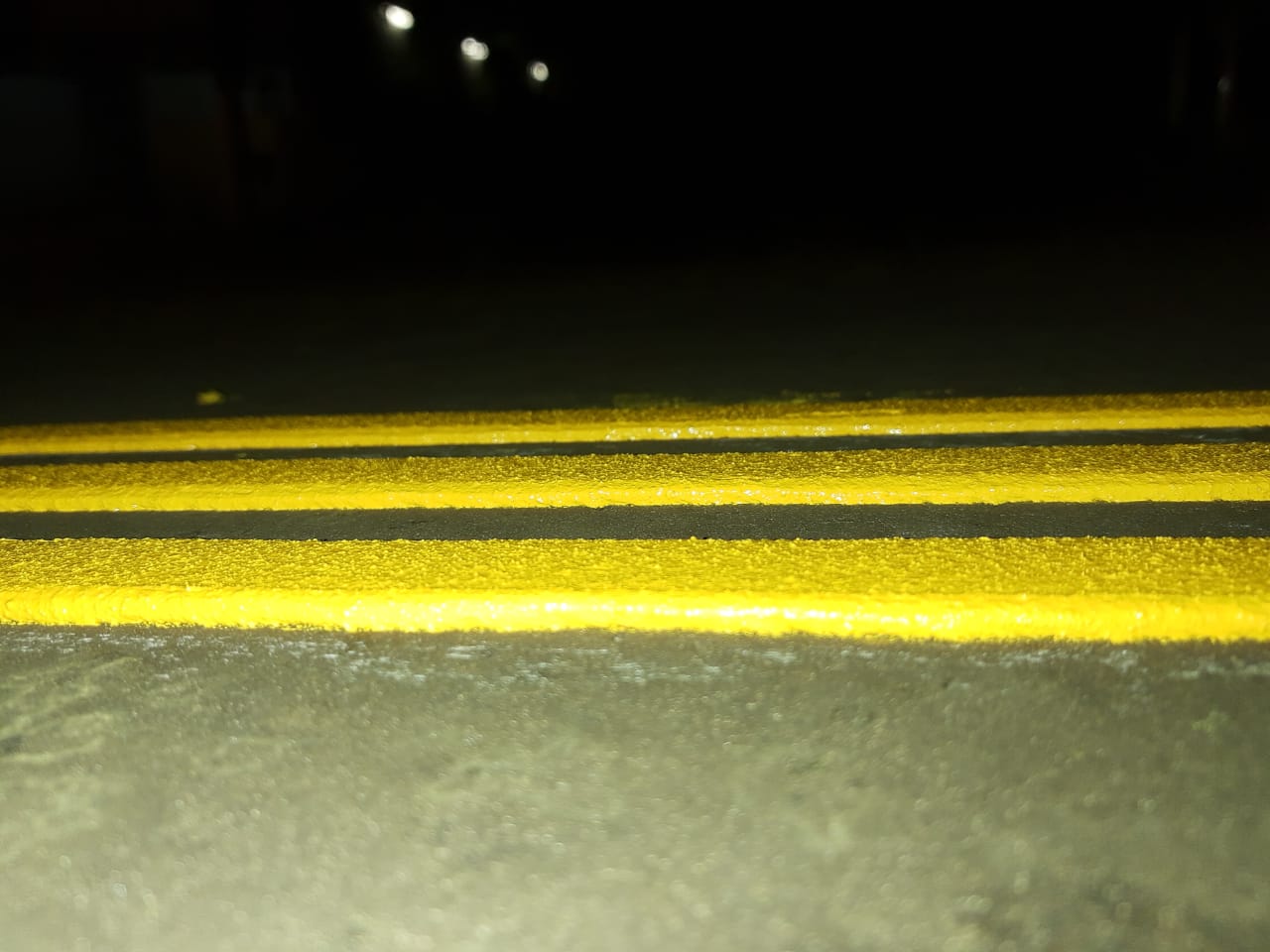 tinta Termoplast amarela na calçada.