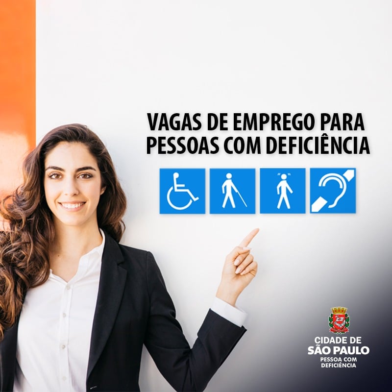 uma jovem se apoia atrás de uma parede. Ela sorri, está de frente para a foto, levanta um dos braços e aponta um dedo para os símbolos de acessibilidade que estão na parede e com o texto: Vagas de emprego para pessoas com deficiência. 